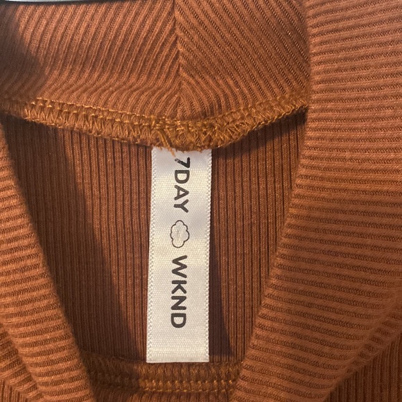 This is a mock neck type long sleeve cropped top. - Picture 3 of 4